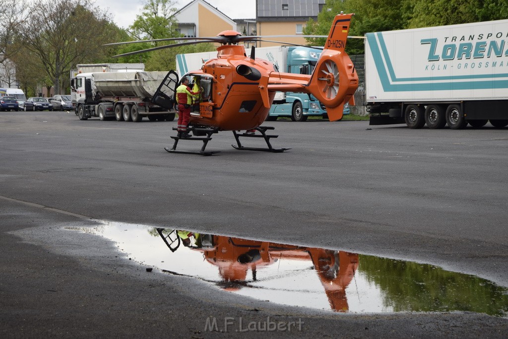 Einsatz Christoph 3 Koeln Vingst Thorwalsenstr Landung Marktplatz P12.JPG - Miklos Laubert